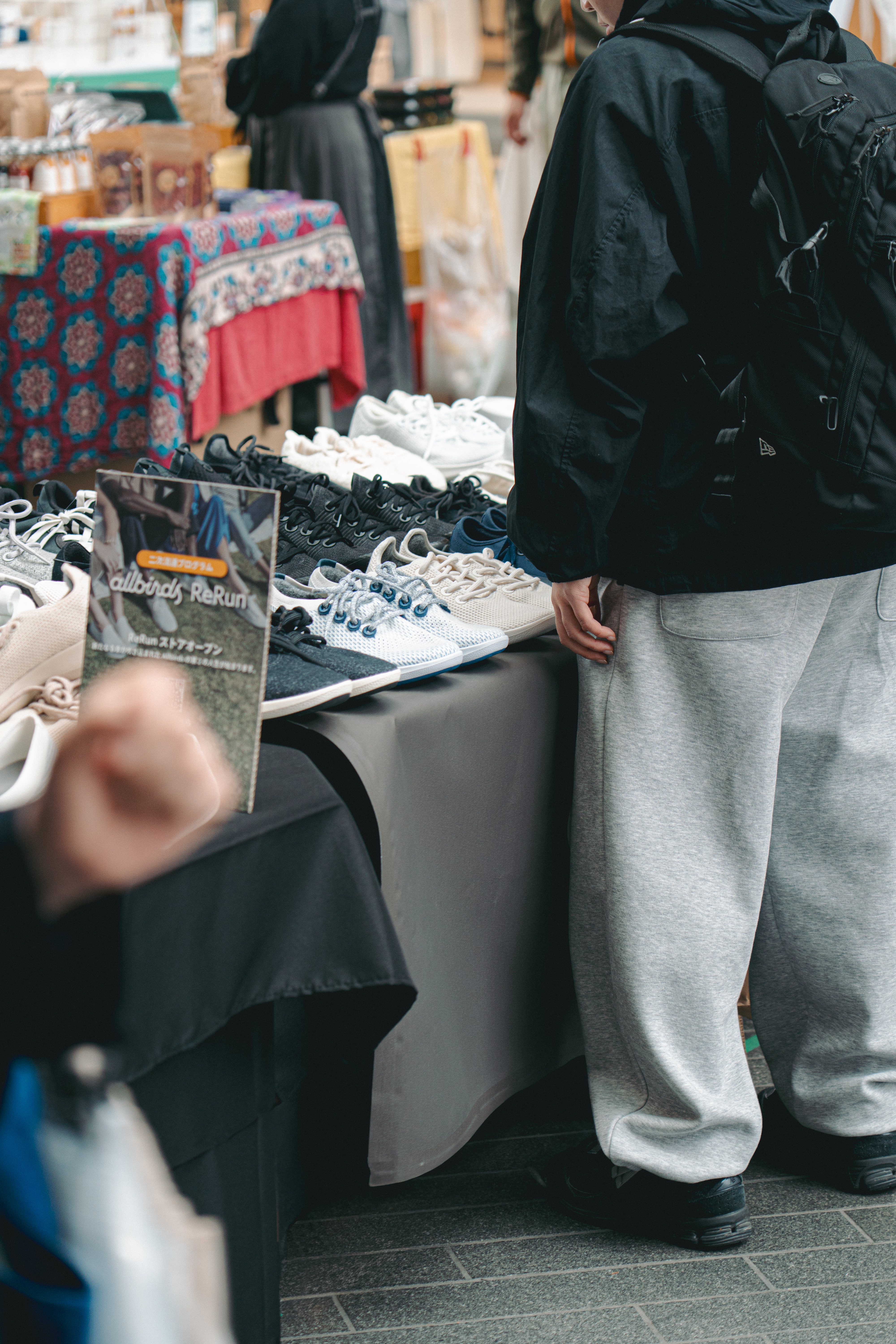 来場者がシューズを見ている様子